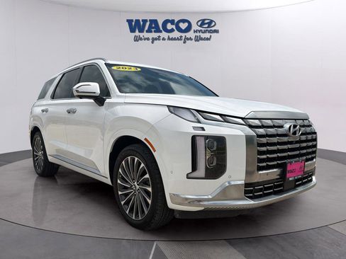 Used 2023 Hyundai Palisade Calligraphy image 2