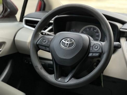 Used 2020 Toyota Corolla LE FWD image 30