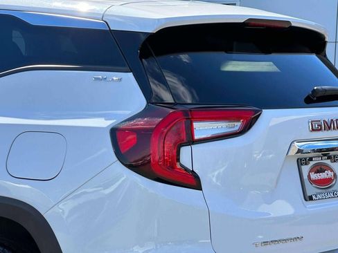 Used 2024 GMC Terrain SLE image 9