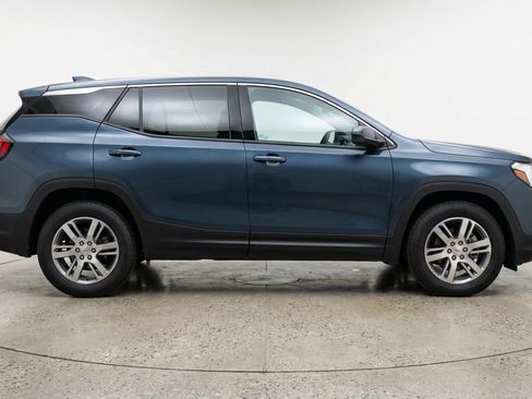 Used 2024 GMC Terrain SLE image 11