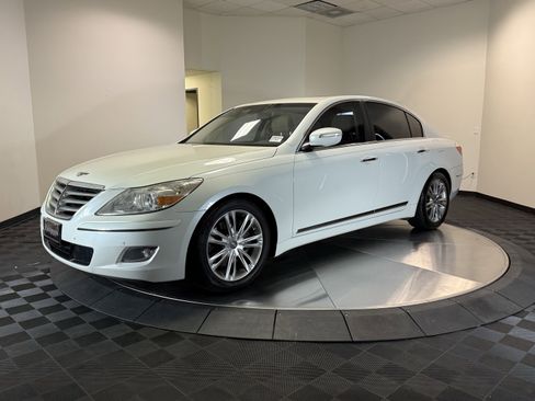Used 2010 Hyundai Genesis 4.6 w/ Technology Pkg 5 RWD image 3