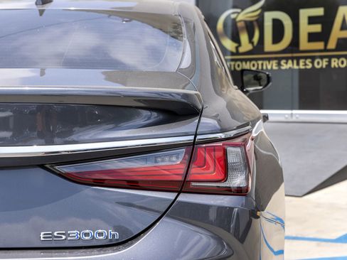 Used 2022 Lexus ES 300h w/ Accessory Package FWD image 13