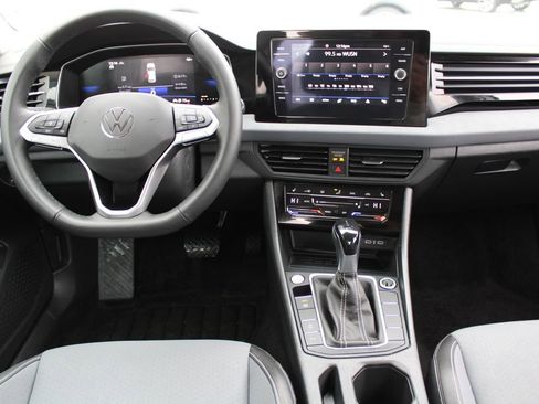 Certified 2025 Volkswagen Jetta SE w/ Black Wheel Package FWD image 20