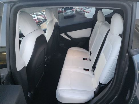 Used 2020 Tesla Model Y Long Range image 8