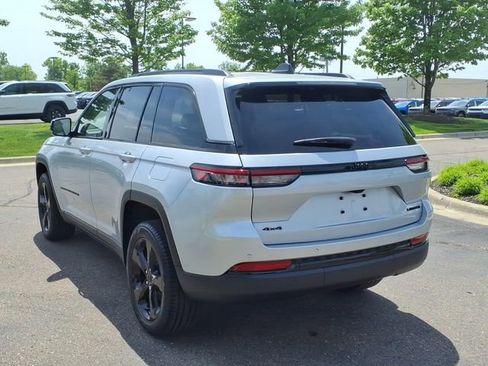 Used 2023 Jeep Grand Cherokee Limited w/ Black Appearance Package AWD/4WD image 6