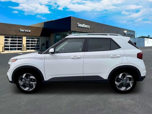 New 2026 Hyundai Venue SEL FWD image 3