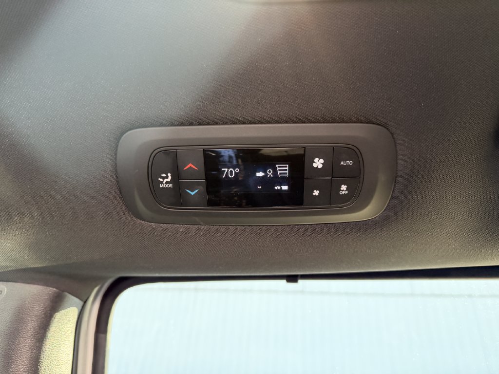 Used 2026 Chrysler Pacifica Select FWD image 34