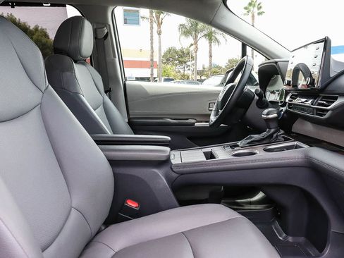 Used 2021 Toyota Sienna XLE w/ XLE Plus Package FWD image 30