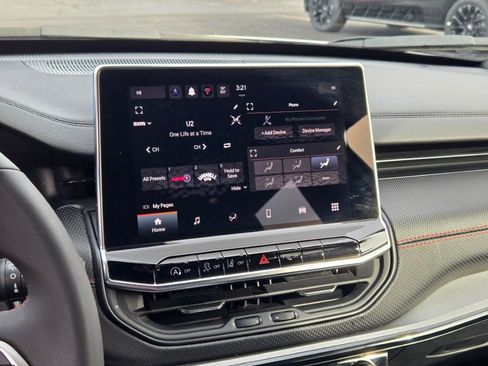 Used 2025 Jeep Compass Trailhawk image 25