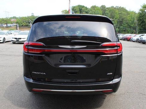 Used 2022 Chrysler Pacifica Touring-L w/ Uconnect Theater Family Group AWD/4WD image 4