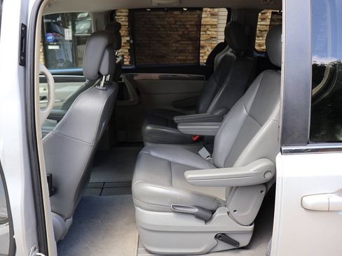 Used 2010 Volkswagen Routan SE FWD image 18