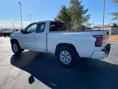 Used 2024 Nissan Frontier SV w/ SV Convenience Package image 3