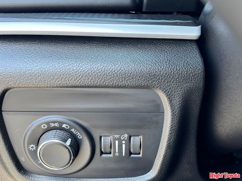 Used 2024 Jeep Grand Cherokee Laredo X RWD image 30