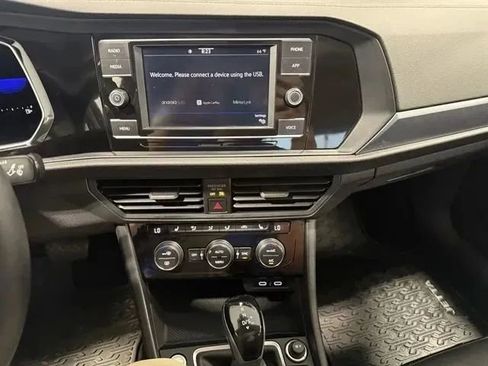 Used 2022 Volkswagen Jetta SE image 33