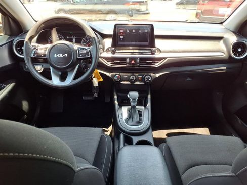 Used 2022 Kia Forte LXS w/ LXS Technology Package FWD image 2