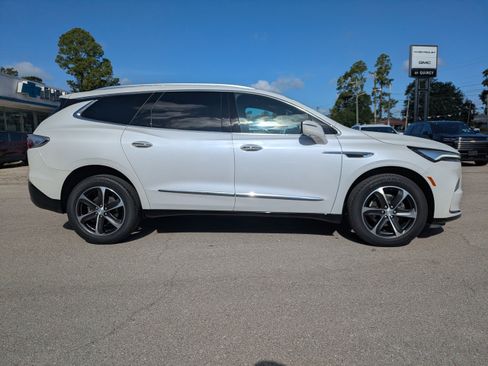 Used 2022 Buick Enclave Essence w/ Sport Touring Edition image 4