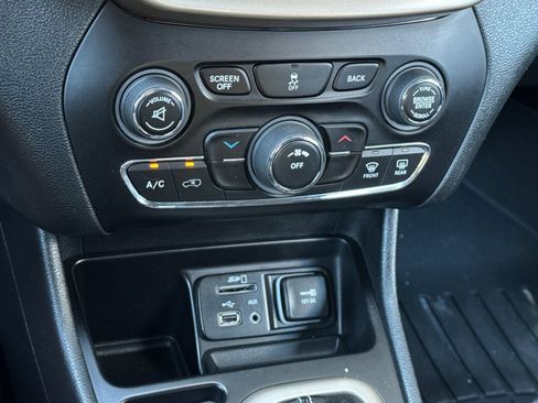Used 2016 Jeep Cherokee Latitude FWD image 20