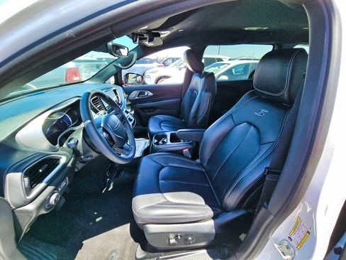 Used 2024 Chrysler Pacifica Limited FWD image 11