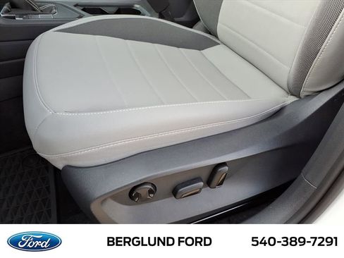 Used 2024 Volkswagen Taos SE image 16