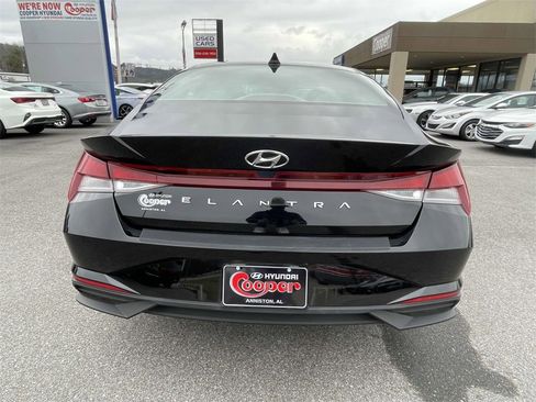 Used 2022 Hyundai Elantra SE image 3