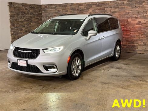 Used 2022 Chrysler Pacifica Touring-L image 5