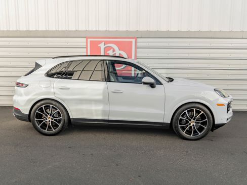 Used 2024 Porsche Cayenne image 44