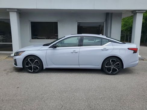 Certified 2023 Nissan Altima 2.5 SR w/ SR Premium Package FWD image 11