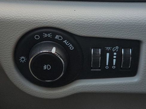 Used 2023 Chrysler Pacifica Touring-L FWD image 27
