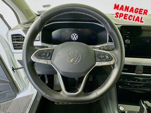Used 2025 Volkswagen Taos SE FWD image 13