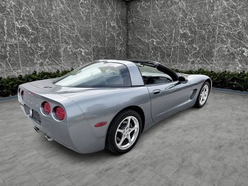Used 2004 Chevrolet Corvette Coupe w/ Preferred Equipment Group RWD image 9
