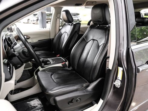 Used 2018 Chrysler Pacifica Touring-L Plus w/ Advanced Safetytec Group FWD image 33