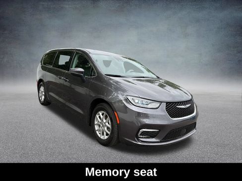 Used 2023 Chrysler Pacifica Touring-L FWD image 9