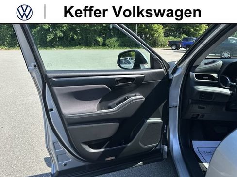 Used 2022 Toyota Highlander LE FWD image 14