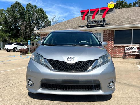 Used 2013 Toyota Sienna SE image 2