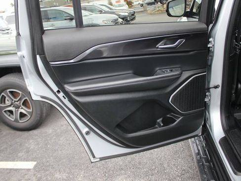 Used 2021 Jeep Grand Cherokee L Laredo image 22