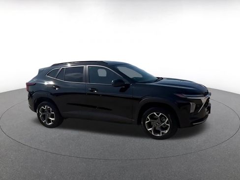 Used 2025 Chevrolet Trax LT FWD image 2