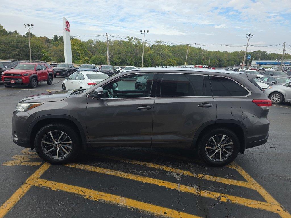 Used 2017 Toyota Highlander XLE AWD/4WD image 8