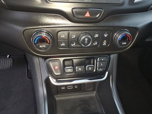 Used 2021 GMC Terrain SLE w/ Driver Convenience Package image 18