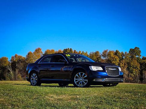 Used 2016 Chrysler 300 Limited image 2