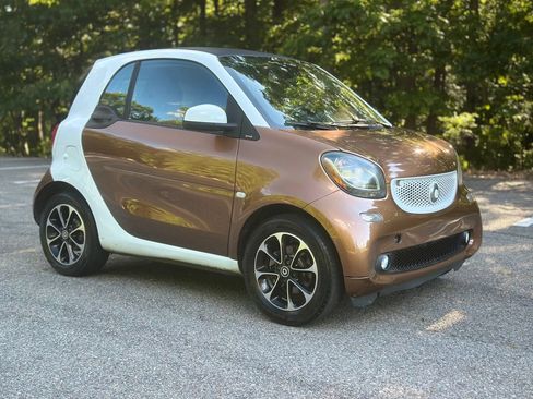 Used 2016 smart fortwo passion RWD image 2