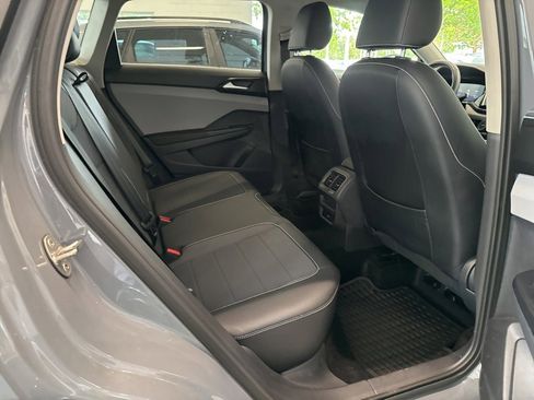 Used 2023 Volkswagen Taos SE w/ Black Wheel Package image 10