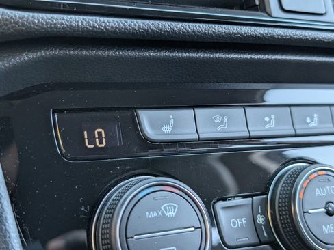 Used 2024 Volkswagen Taos SE image 33