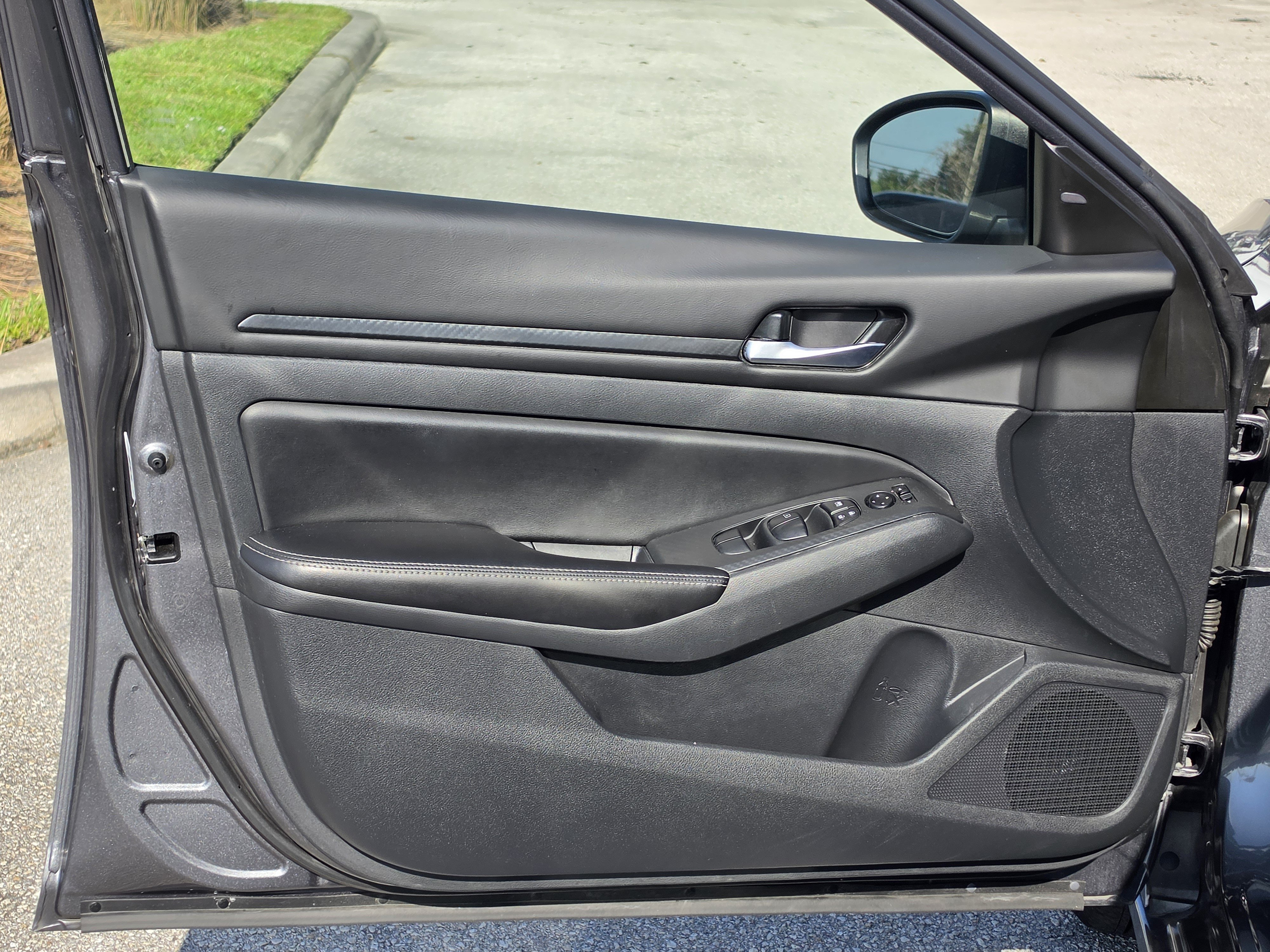 Used 2024 Nissan Altima 2.5 SV FWD image 17