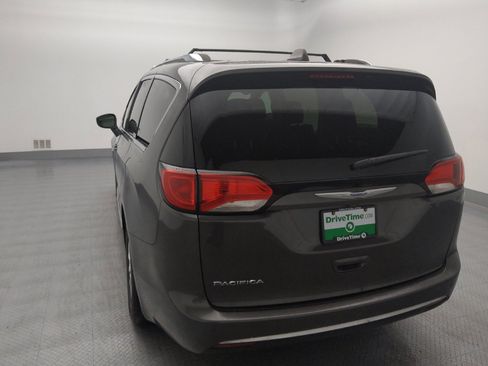 Used 2018 Chrysler Pacifica Touring-L image 6