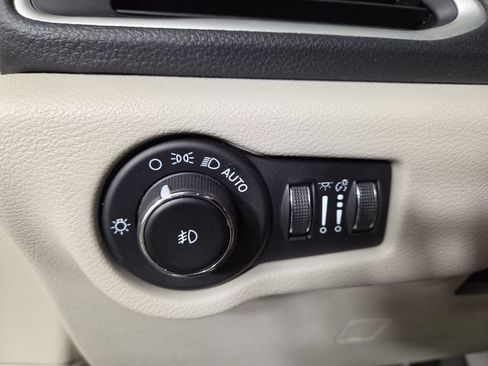 Used 2023 Chrysler Pacifica Touring-L FWD image 29