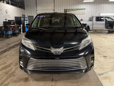 Used 2018 Toyota Sienna Limited image 8