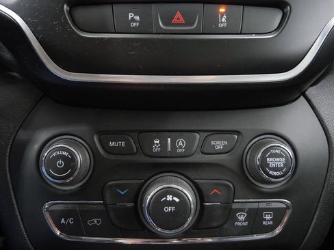 Used 2021 Jeep Cherokee Latitude Plus AWD/4WD image 19