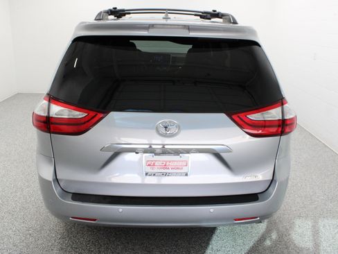 Used 2017 Toyota Sienna Limited FWD image 8