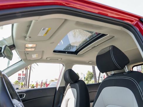 Used 2025 Hyundai Venue SEL FWD image 19