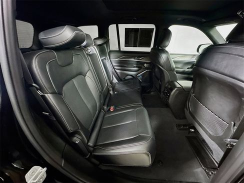 Used 2022 Jeep Grand Cherokee Overland image 11